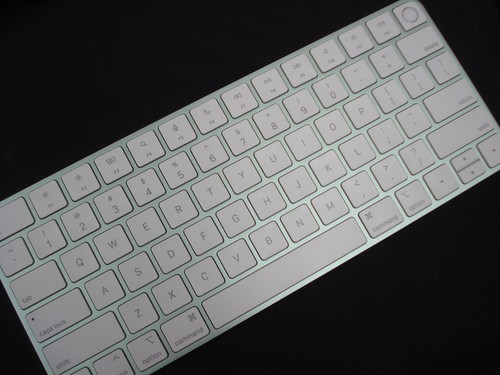 New apple magic keyboard - new,